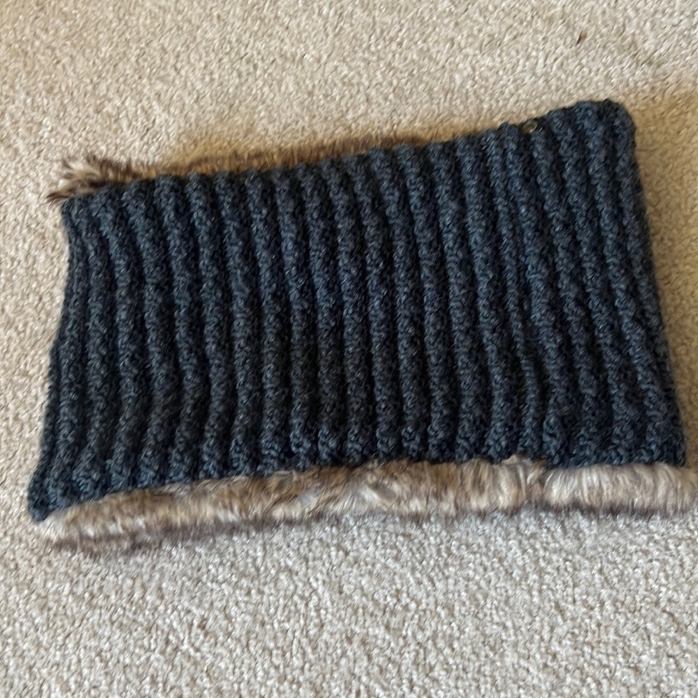 Eddie Bauer Black Ribbed Knit Faux Fur Trim Neck Cowl